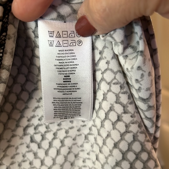 Michael Kors Cold Shoulder Beautiful Drape Blouse Reptile Pattern XL - Picture 3 of 7